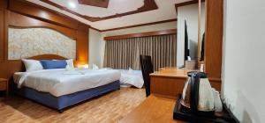 Postel nebo postele na pokoji v ubytování Arya Suites Patong Beach