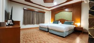 Postel nebo postele na pokoji v ubytování Arya Suites Patong Beach