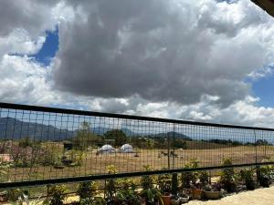 San RemigioCoza Inn的透过栅栏可以看到一片搭着帐篷的田野