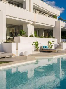 Una vista exterior de una casa con piscina. en Villa 11 Sunset, en Marbella