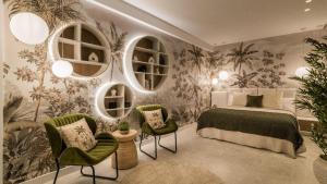 1 dormitorio con 1 cama y 2 espejos en Villa 11 Sunset, en Marbella