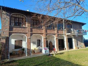 a brick building with arched windows and a yard at BugyGattolo in Boves