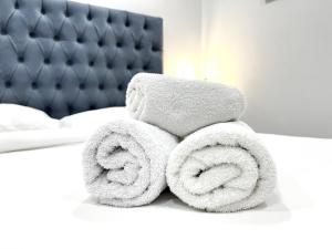 Postel nebo postele na pokoji v ubytování Tirana Square Hotel