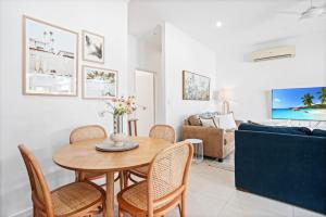 TV o dispositivi per l'intrattenimento presso Sunhaven Palm Cove 3 Bedroom House with Pool, AC & Free Parking