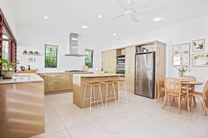 Cucina o angolo cottura di Sunhaven Palm Cove 3 Bedroom House with Pool, AC & Free Parking