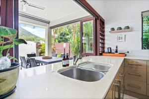 Cucina o angolo cottura di Sunhaven Palm Cove 3 Bedroom House with Pool, AC & Free Parking