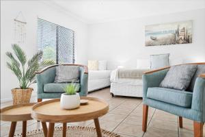 a living room with two chairs and a couch at Palm Cove House in Trivia in Palm Cove