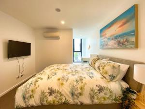 Postel nebo postele na pokoji v ubytování Modern 2BR Apt in Adelaide CBD with Pool-Gym-BBQ