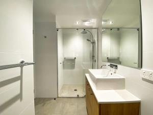 Koupelna v ubytování Modern 2BR Apt in Adelaide CBD with Pool-Gym-BBQ