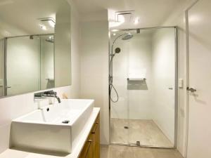Koupelna v ubytování Modern 2BR Apt in Adelaide CBD with Pool-Gym-BBQ
