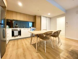 Kuchyň nebo kuchyňský kout v ubytování Modern 2BR Apt in Adelaide CBD with Pool-Gym-BBQ