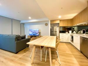 Kuchyň nebo kuchyňský kout v ubytování Modern 2BR Apt in Adelaide CBD with Pool-Gym-BBQ