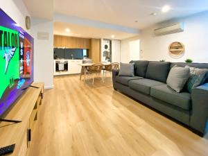 TV a/nebo společenská místnost v ubytování Modern 2BR Apt in Adelaide CBD with Pool-Gym-BBQ