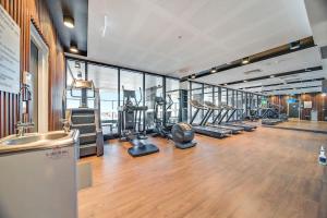 Fitness centrum a/nebo fitness zařízení v ubytování Modern 2BR Apt in Adelaide CBD with Pool-Gym-BBQ
