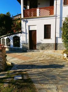 a white house with a driveway at Villa Sant'Anna, Appartamento con palestra in Trofarello