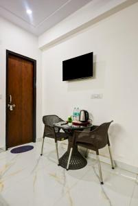 TV a/nebo společenská místnost v ubytování Hotel Krishna Tower