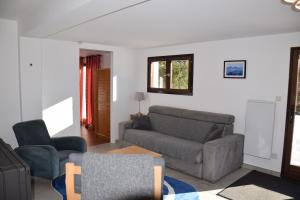 a living room with a couch and two chairs at Le Quartz in Jarrier