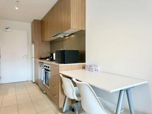 Kuchyň nebo kuchyňský kout v ubytování Morphett St Studio Retreat with Pool and Gym Access