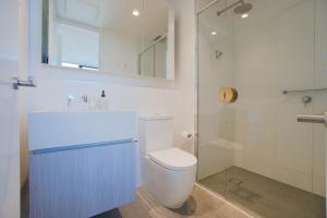 Rundle Retreat - 2BR Apartment with stunning views في أديلايد: حمام مع مرحاض ومغسلة ودش +10 صور