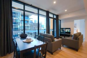 TV a/nebo společenská místnost v ubytování Ultimate Comfort - Modern 3BR Apt with Pool and Gym