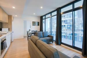 Kuchyň nebo kuchyňský kout v ubytování Ultimate Comfort - Modern 3BR Apt with Pool and Gym