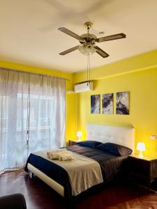 een slaapkamer met een bed en een plafondventilator bij Raf Rhome Seaside - Center 200m to the Sea in Lido di Ostia +21 foto's