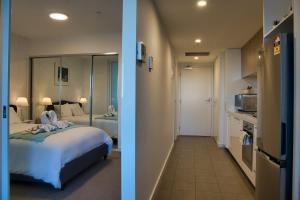 Postel nebo postele na pokoji v ubytování Central Escape @ Adelaide CBD + 18 fotografií