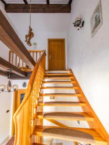 una escalera con pisadas de madera en una casa en Ferienwohnung Lichtblau, en Fichtelberg