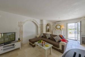 A television and/or entertainment centre at Villa Angelo by Villa Plus