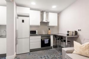 kuchnia z białą lodówką i blatem w obiekcie 2 bedrooms 1 bathroom furnished - Las Letras - Bright - MintyStay w Madrycie