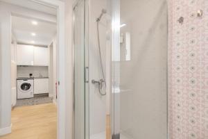 W łazience znajduje się prysznic ze szklanymi drzwiami. w obiekcie 2 bedrooms 1 bathroom furnished - Las Letras - Bright - MintyStay w Madrycie +10 zdjęć
