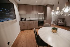 Eldhús eða eldhúskrókur á Heimatli - moderne Ferienwohnung im Sörenberg +18 myndir