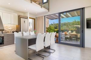 Køkken eller tekøkken på Villa Oras Corfu Anastasia by Villa Plus