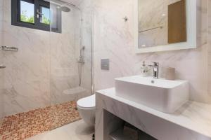Et badeværelse på Villa Oras Corfu Anastasia by Villa Plus + 13 billeder