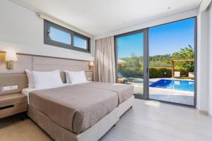 En eller flere senge i et værelse på Villa Oras Corfu Anastasia by Villa Plus
