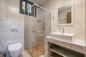 un bagno con doccia, lavandino e WC di Villa Oras Corfu Dionisos by Villa Plus a Dassia Altre 7 foto