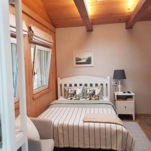 Ένα ή περισσότερα κρεβάτια σε δωμάτιο στο Svedaso Lake House with Sauna
