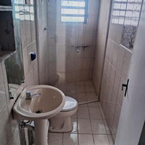 Koupelna v ubytování Independent suite obs aluguel apenas do comodo independente não consigo alterar a informacão casa de 1 quarto é automática da plataforma