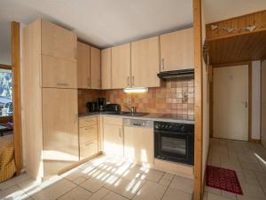 Nhà bếp/bếp nhỏ tại Appartement cosy 2 pièces, 5 pers., Châtel, 300m centre, 500m remontées, balcon sud, parking inclus - FR-1-676-84 +3 ảnh