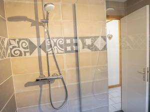 eine Dusche mit Duschkopf in einem Badezimmer in der Unterkunft Châtel : Appartement 2 pièces, 5 pers, proche centre et remontées, balcon exposé S/O, classé 3* - FR-1-676-90 in Châtel