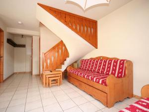 a living room with a couch and a staircase at Appartement 4 pièces, 8 pers., proche centre et remontées, animaux admis, parking, WiFi - FR-1-676-103 in Châtel +5 photos