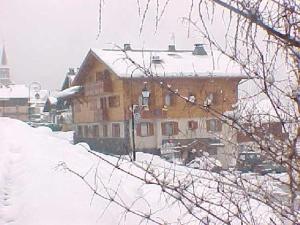 a house with snow on the side of it at Appartement 4 pièces, 8 pers., proche centre et remontées, animaux admis, parking, WiFi - FR-1-676-103 in Châtel