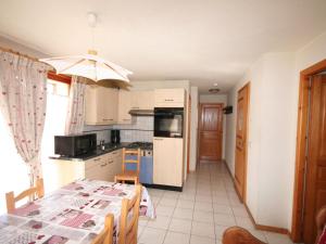 Kuchyň nebo kuchyňský kout v ubytování Appartement 3 pièces avec parking et WIFI, proche télécabine à Châtel - FR-1-676-128 + 7 fotografií