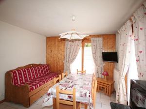 TV a/nebo společenská místnost v ubytování Appartement 3 pièces avec parking et WIFI, proche télécabine à Châtel - FR-1-676-128