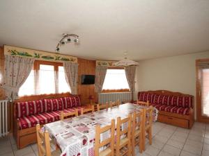 a dining room with a table and chairs at Duplex 5 pièces, 10 pers, Châtel, proche centre et télécabine, animaux admis, parking, WIFI - FR-1-676-140 in Châtel