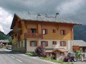 a large wooden building on the side of a road at Duplex 5 pièces, 10 pers, Châtel, proche centre et télécabine, animaux admis, parking, WIFI - FR-1-676-140 in Châtel