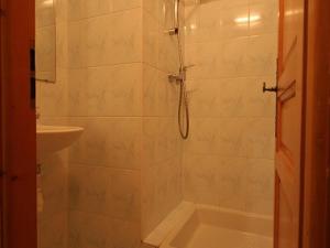 Koupelna v ubytování Confortable appartement 5 pièces avec WiFi et parking, 4 ch, près des remontées à Châtel - FR-1-676-138