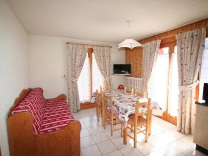 a dining room with a table and chairs and windows at Appartement 3 pièces, 6 personnes, proche centre, animaux admis, WiFi, parking - FR-1-676-163 in Châtel