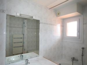 a bathroom with a tub and a sink at Appartement 3 pièces, 6 personnes, proche centre, animaux admis, WiFi, parking - FR-1-676-163 in Châtel +6 photos