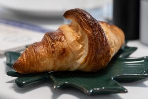 a croissant sitting on a green plate at B&B I LAKE IT BELLAGIO in Bellagio